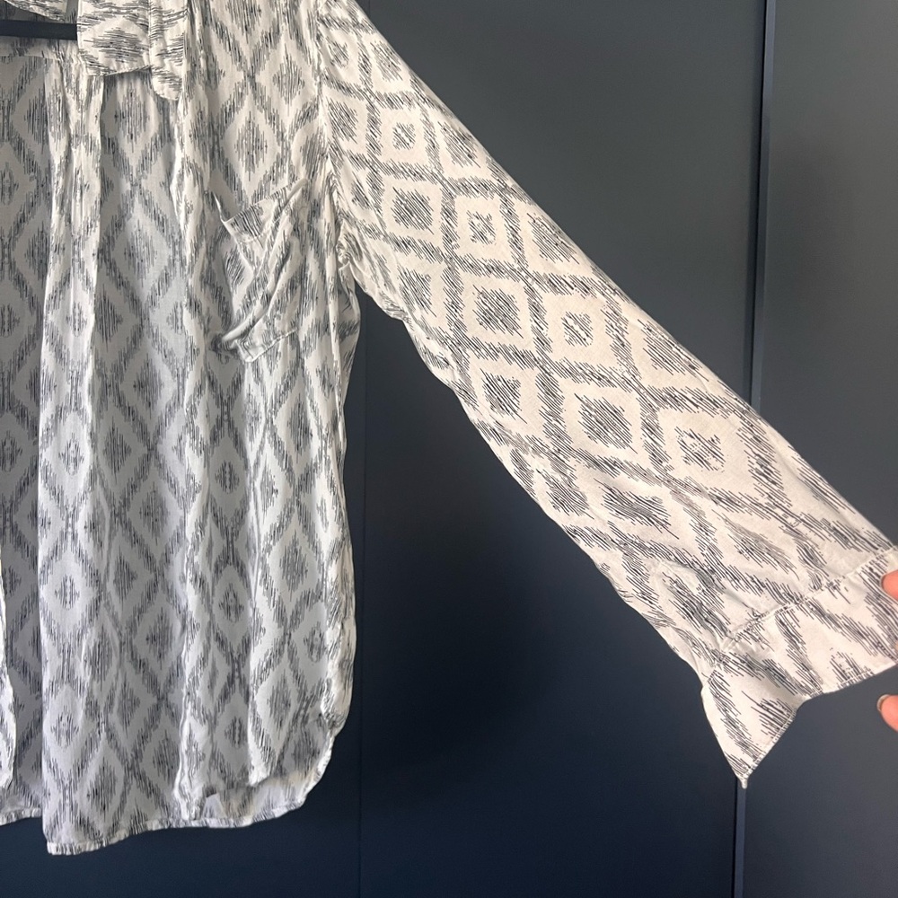 Gray And White Patterned Blouse - image 2